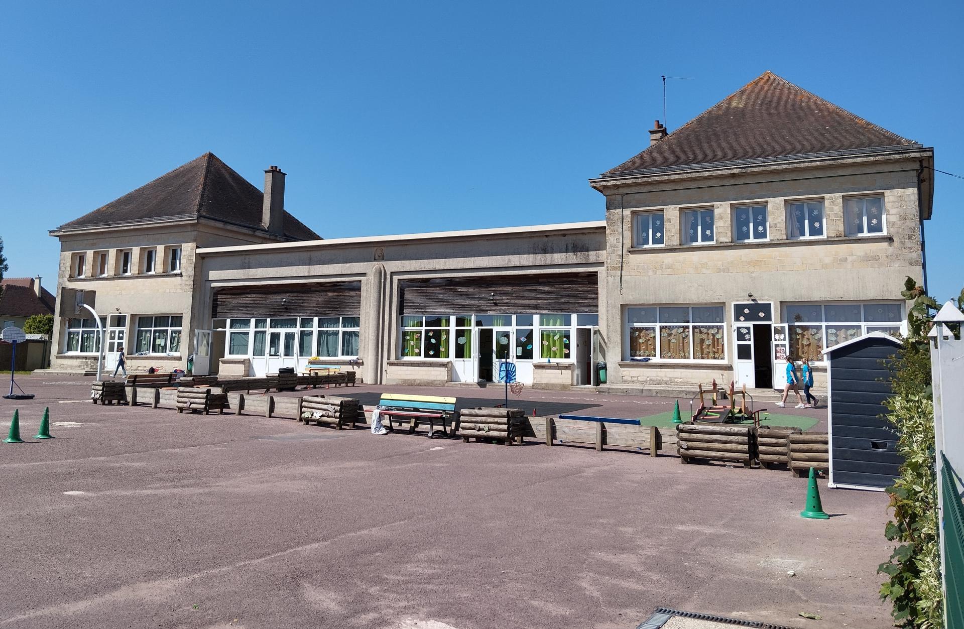 Le bâtiment principal avec les 5 classes