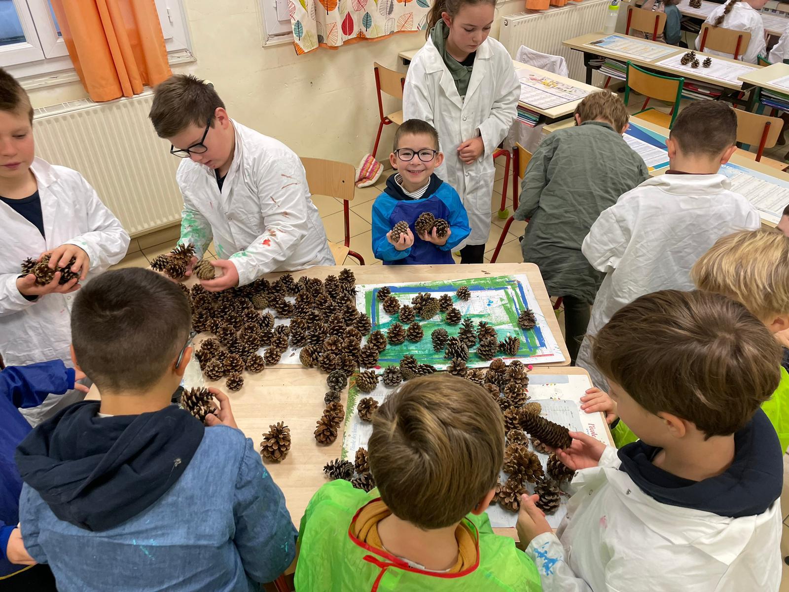 Matinée bricolage de Noël : toutes les classes ont été mélangées