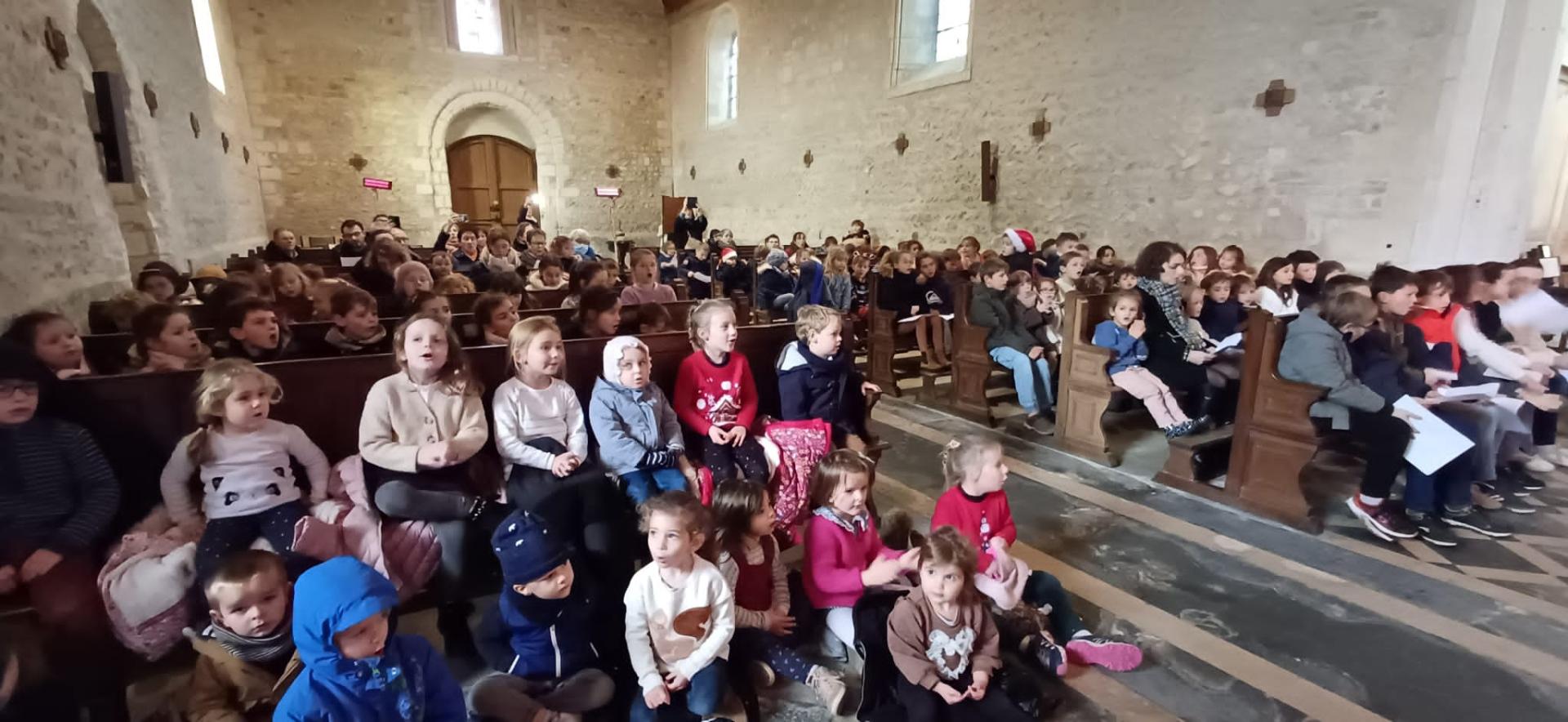 Célébration de Noël à l'église